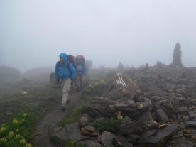 De eerste wandeldag liepen we in de motregen en de mist (Micha Tempelman)