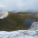 Uitzicht op het besneeuwde lente landschap van het Lake District (Karin)